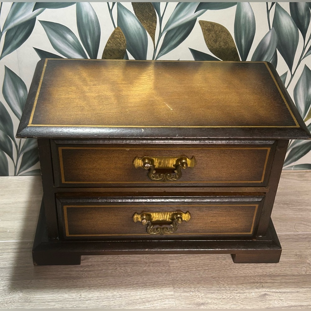 Vintage Wooden Musical Jewelry Box with Six Brooches - Picture 3 of 12